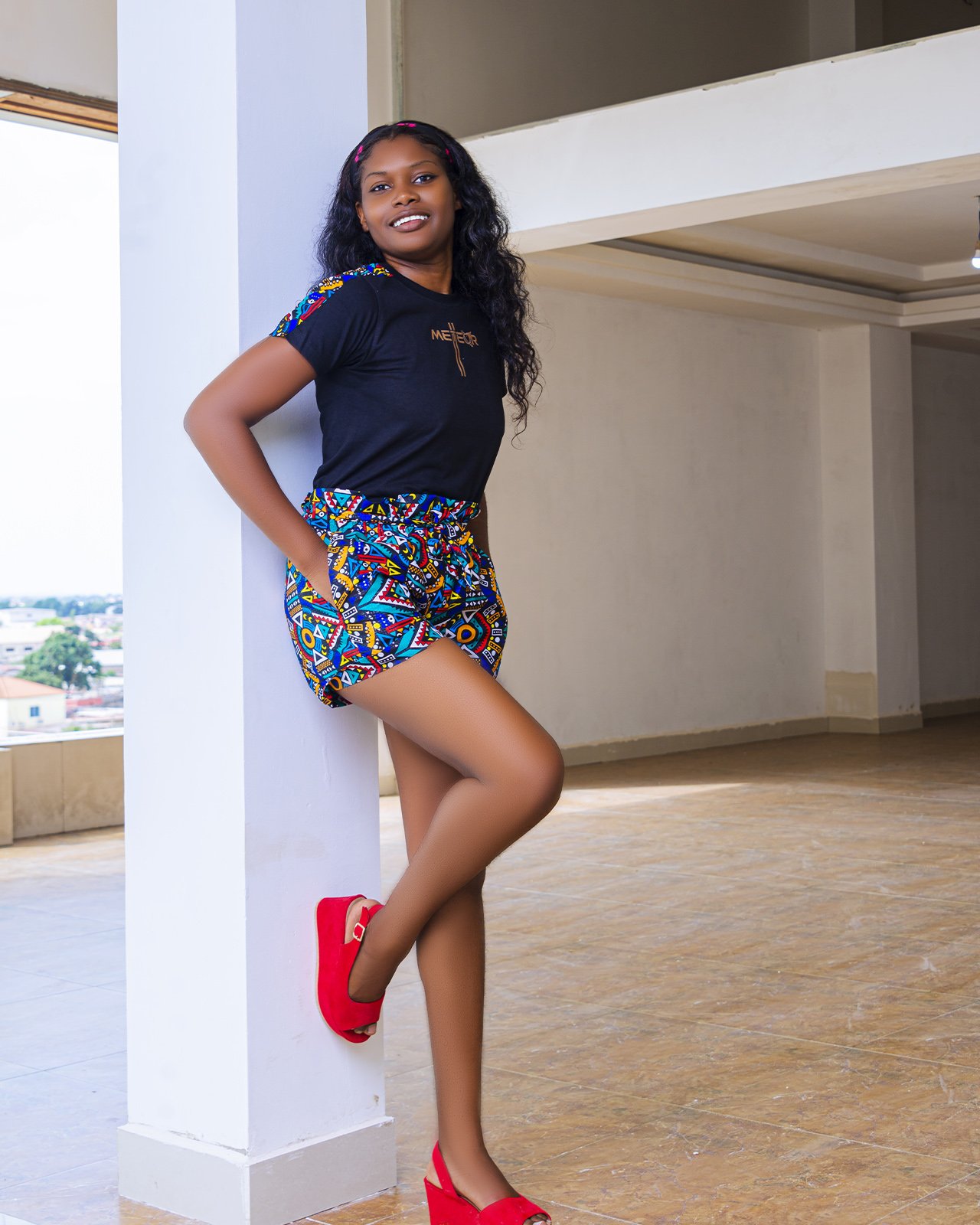 T-shirt com logo dourado + Short com Folho
